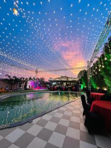 Bazén v ubytování Krishnam Resort nebo v jeho okolí