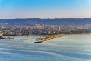 una gran masa de agua con una ciudad al fondo en Apartment Vesi, en Varna