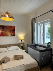 Postel nebo postele na pokoji v ubytování Kazarma Central Suites