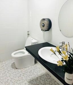 Phòng tắm tại Khách Sạn Tây Ninh LaNa