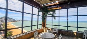 维拉维尔哈Pasárgada 906, academia, free bikes e piscina aquecida的一间棕榈树客房,享有海景