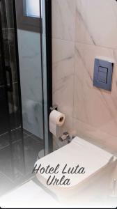 Bilik mandi di Hotelluta