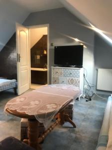 a living room with a table and a television at Forum noclegi kwatery pracownicze in Łódź