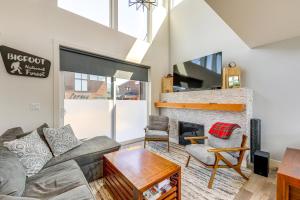 Χώρος καθιστικού στο 1 Mi to Lake Upscale Condo in Whitefish Resort