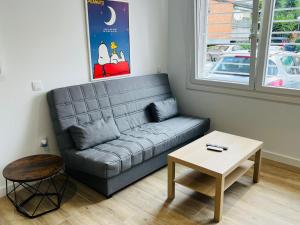 un soggiorno con un divano e un tavolino da caffè di Apto 3 Snoopy con Netflix y wifi ad Alcobendas