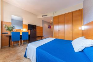 Postel nebo postele na pokoji v ubytování Hotel Rober Palas