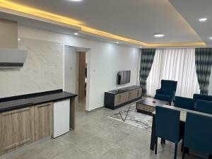 Телевизор и/или развлекательный центр в Nurel Shark Residence