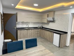 Кухня или мини-кухня в Nurel Shark Residence
