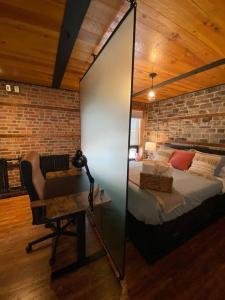 Postel nebo postele na pokoji v ubytování The Lofts #3 - Cozy downtown studio getaway