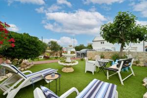 un patio con sedie e fontana in un cortile di Villa Schubert a Novalja (Novaglia)