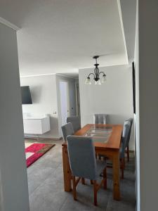 a dining room with a wooden table and chairs at Depto Centro Viña in Viña del Mar