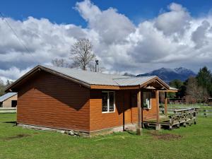 プコンにあるMansión Carhuelloの山を背景にした小屋