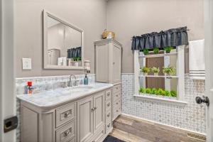 Koupelna v ubytování Tranquil Suite with Porch Less Than 2 Mi to Cedar Lakes! + 29 fotografií