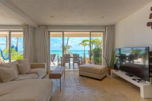 Et tv og/eller underholdning på Ocean Plaza by Zamá Homes