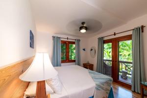 Een bed of bedden in een kamer bij Cocolobo Resort