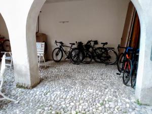 a group of bikes parked against a wall at Affittacamere Casa Bliss in Venzone +11 photos