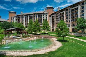 Una vista exterior de un gran edificio con una fuente. en JW Marriott San Antonio Hill Country Resort & Spa, en San Antonio