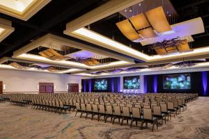 un salón de banquetes vacío con filas de sillas en JW Marriott San Antonio Hill Country Resort & Spa, en San Antonio 267 fotos más