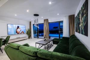 Μια τηλεόραση ή/και κέντρο ψυχαγωγίας στο Villa Seascape with private pool