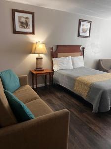 Postel nebo postele na pokoji v ubytování APM Inn & Suites