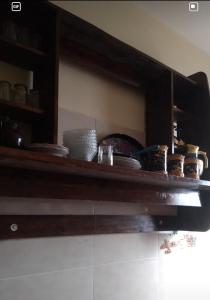 una mensola in cucina con stoviglie di Maisons azrou zgaghen a Tiznit