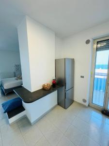 eine Küche mit einem Kühlschrank aus Edelstahl in einem Zimmer in der Unterkunft Dimora Girasole in Monopoli