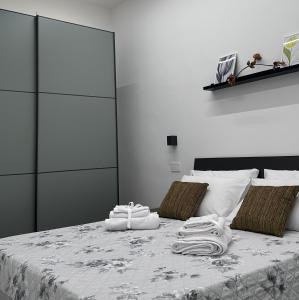 a bedroom with a bed with towels on it at Daisy White in Bernalda +13 photos