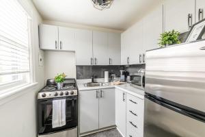 Η κουζίνα ή μικρή κουζίνα στο Stylish 1BR Apartment - Heart of James South Hamilton