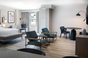 Postel nebo postele na pokoji v ubytování Sheraton Fort Worth Downtown Hotel