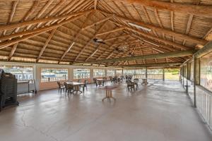 Großes Zimmer mit Tischen, Stühlen und Holzdecken in der Unterkunft South Seas Serenity in Marco Island