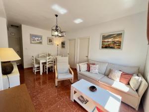a living room with a couch and a table at Luz, sol y arena in Rota
