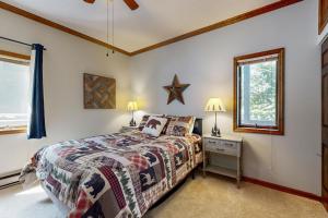 un dormitorio con una cama y una ventana en Skyleaf 703, en Sugar Mountain