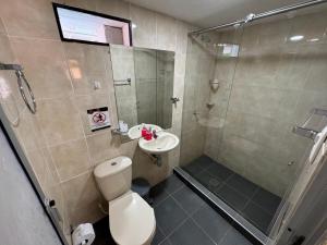 a bathroom with a shower and a toilet and a sink at Casa En El Árbol Génova in Génova +79 photos