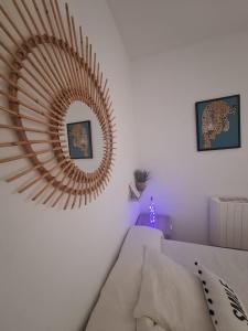 Postel nebo postele na pokoji v ubytování Ático Dúplex Baladrar Gran Terraza 8Km Playa Dénia-Oliva Nova Golf -IDEAL Familias y Grupos