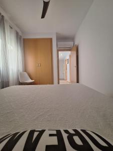 Postel nebo postele na pokoji v ubytování Ático Dúplex Baladrar Gran Terraza 8Km Playa Dénia-Oliva Nova Golf -IDEAL Familias y Grupos