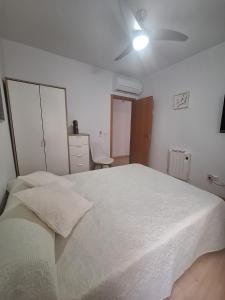 Postel nebo postele na pokoji v ubytování Ático Dúplex Baladrar Gran Terraza 8Km Playa Dénia-Oliva Nova Golf -IDEAL Familias y Grupos