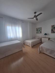 Postel nebo postele na pokoji v ubytování Ático Dúplex Baladrar Gran Terraza 8Km Playa Dénia-Oliva Nova Golf -IDEAL Familias y Grupos