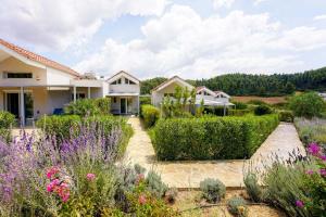 Κήπος έξω από το Kypsalos Bungalows
