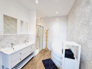 un bagno bianco con vasca e lavandino di Maison de maître avec jardin, baby-foot, proche de Cassel et plages du Nord, tout inclus ! - FR-1-510-220 a Arnèke Altre 27 foto