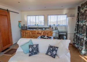 a living room with a couch and a kitchen at Uitsig - Parys in Parys