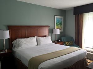 Кровать или кровати в номере Baymont Inn & Suites Braselton