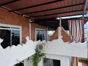 Rõdu või terrass majutusasutuses Hostal Cattleya