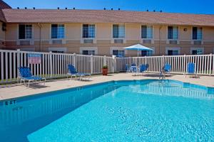 Piscina a Baymont Inn & Suites Braselton o a prop