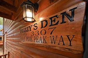 Sertifikāts, apbalvojums, norāde vai cits dokuments, kas ir izstādīts apskatei naktsmītnē Fuzzy's Den
