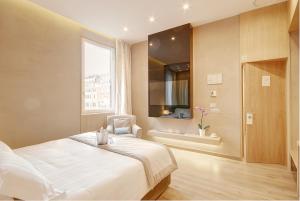 ローマにあるサン スイート ラグジュアリー パンテオンのベッドルーム(白いベッド1台、窓付)