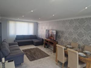 Χώρος καθιστικού στο Stylish & Modern 2 Bed House With Free Parking Leeds