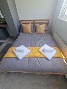 Ένα ή περισσότερα κρεβάτια σε δωμάτιο στο Stylish & Modern 2 Bed House With Free Parking Leeds
