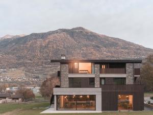 松德里奥Agriturismo B&B Caffè e Vino的以山为背景的房子