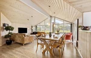 Μια τηλεόραση ή/και κέντρο ψυχαγωγίας στο Nice Home In Ålbæk With Sauna