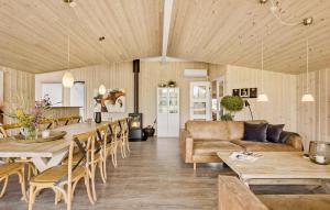 Χώρος καθιστικού στο Nice Home In Ålbæk With Sauna
